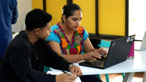 Imagen de universitarios en un computador