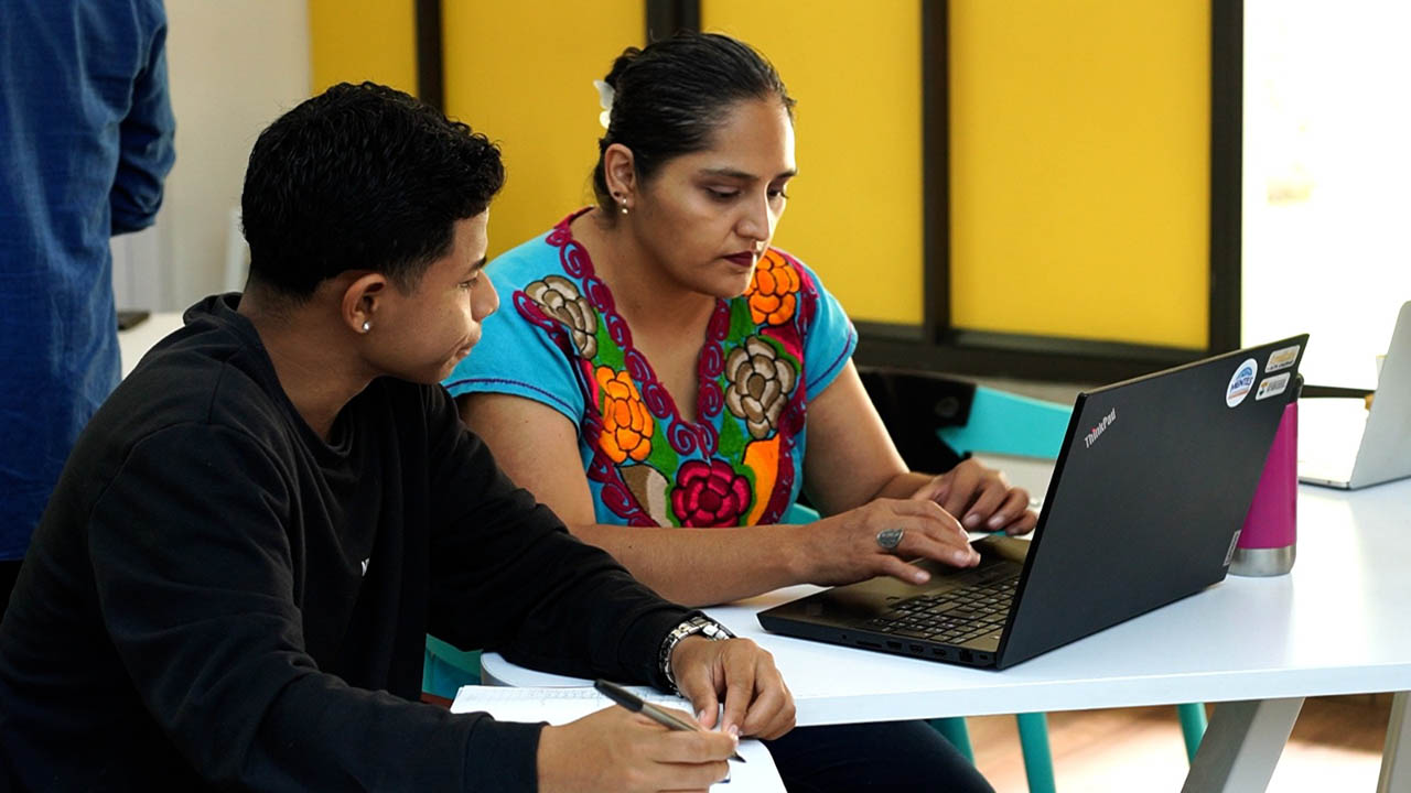 Imagen de universitarios en un computador
