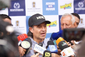 Imagen del Alcalde atendiendo a medios de comunicación