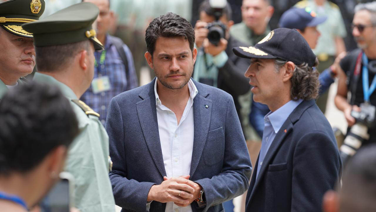 Imagen del Alcalde con policía