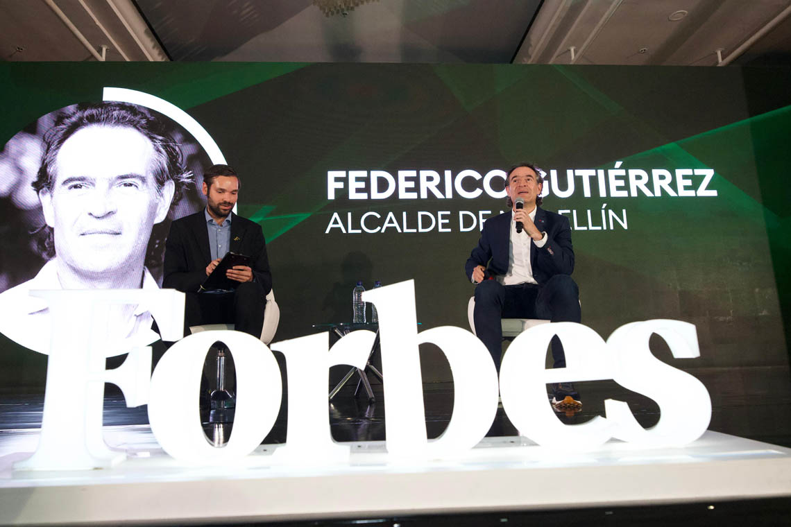 Imagen del Alcalde en tarima del foro económico de Forbes