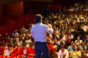 Imagen del Alcalde hablando ante un auditorio