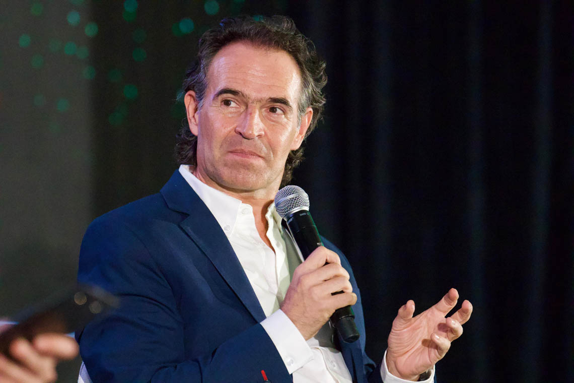 Imagen del Alcalde en tarima del foro económico de Forbes