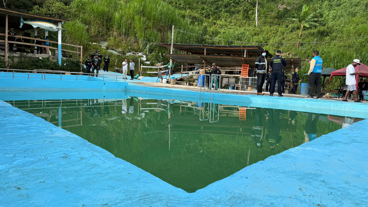 Imagen demolición piscinas ilegales en el cerro de Las Tres Cruces (2)