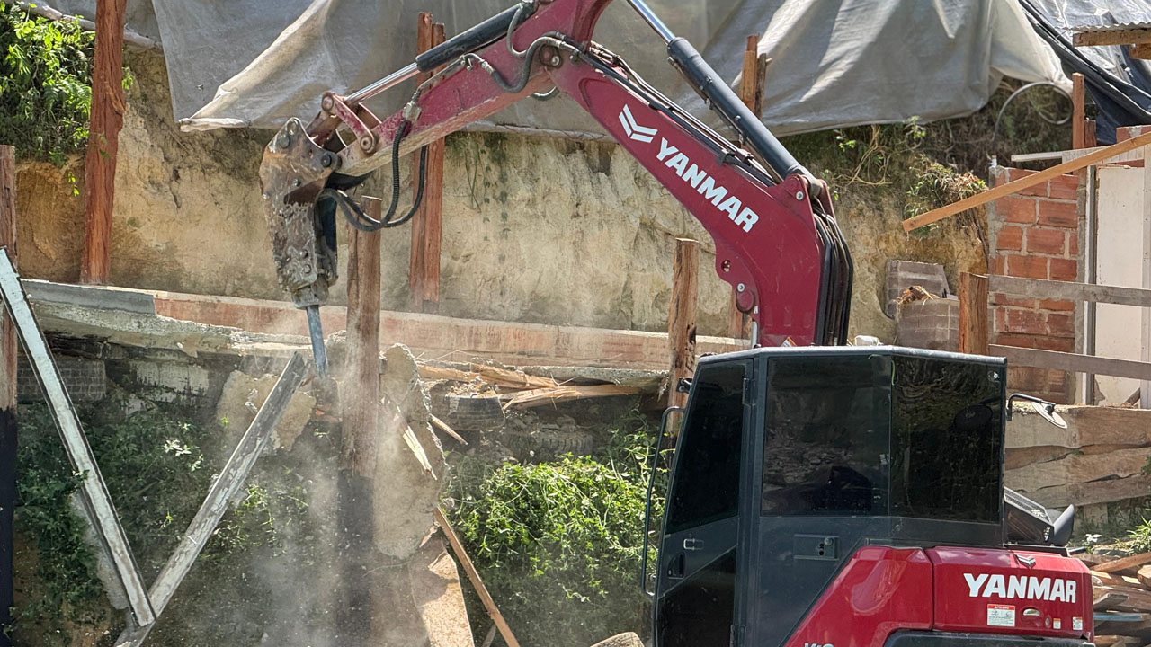 Imagen demolición piscinas ilegales en el cerro de Las Tres Cruces (3)