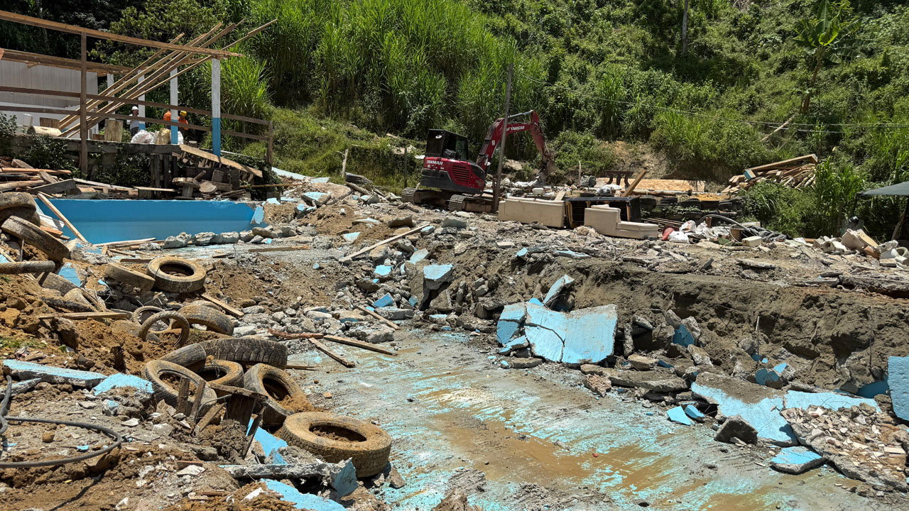 Imagen demolición piscinas ilegales en el cerro de Las Tres Cruces (4)