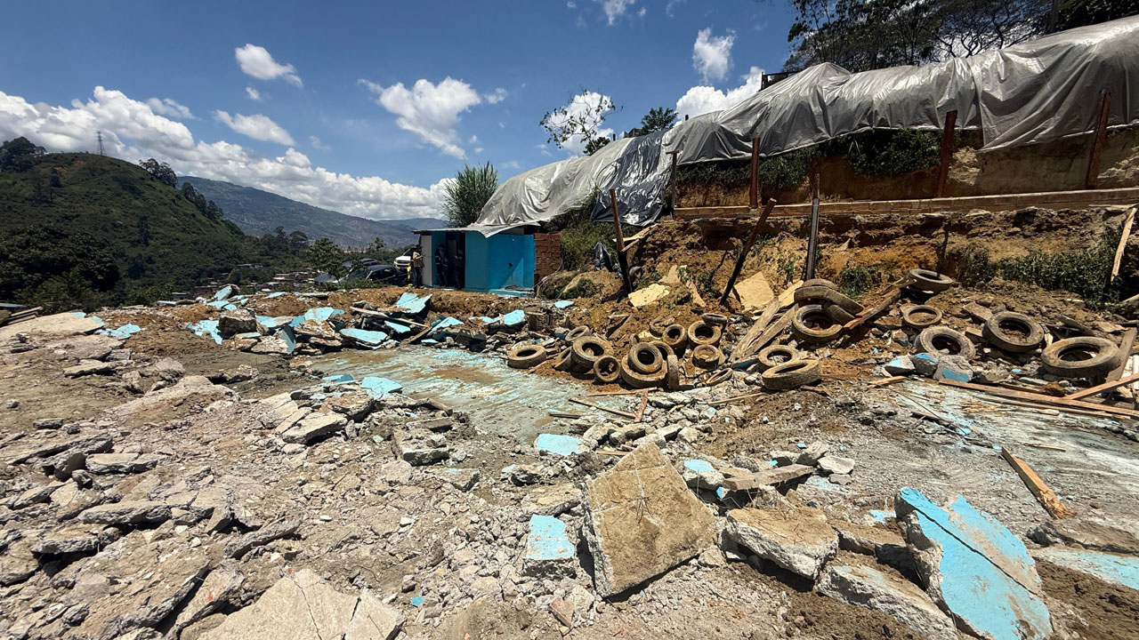 Imagen demolición piscinas ilegales en el cerro de Las Tres Cruces (5)