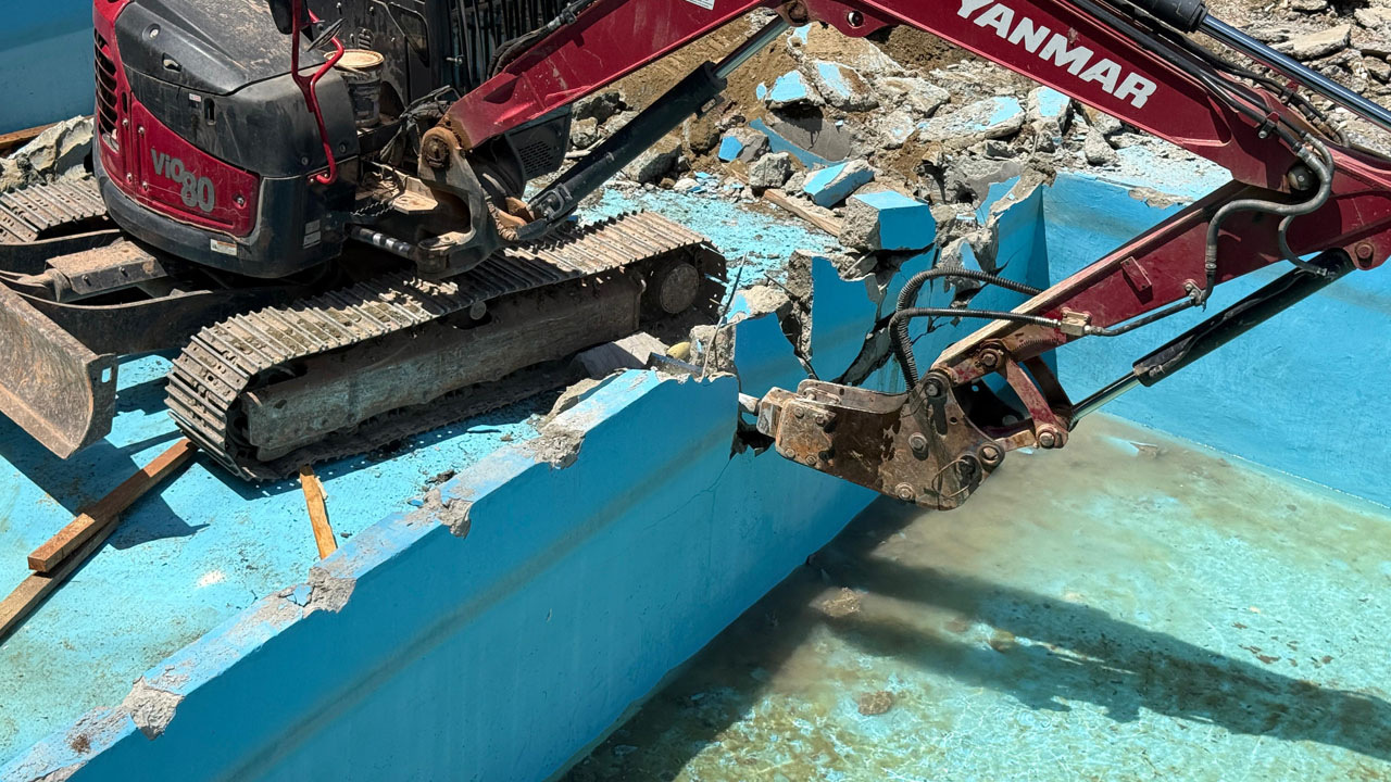 Imagen demolición piscinas ilegales en el cerro de Las Tres Cruces (6)