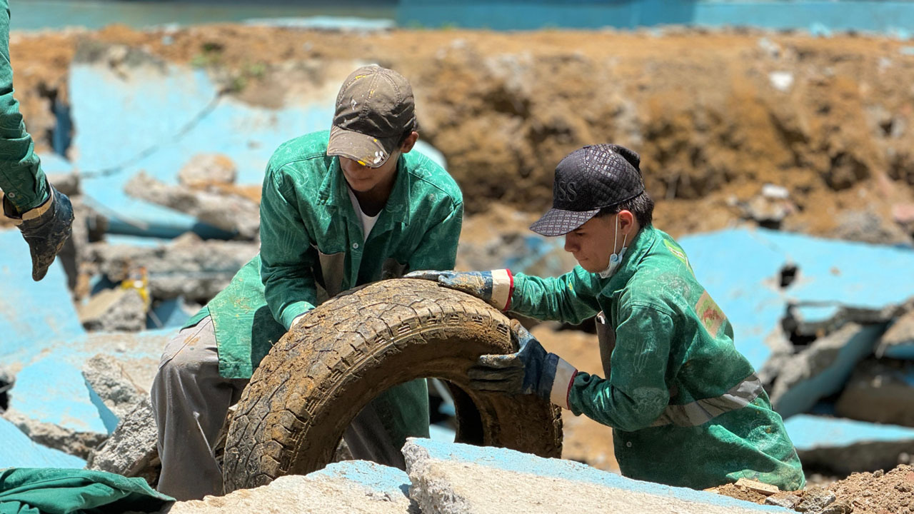 Imagen demolición piscinas ilegales en el cerro de Las Tres Cruces (7)