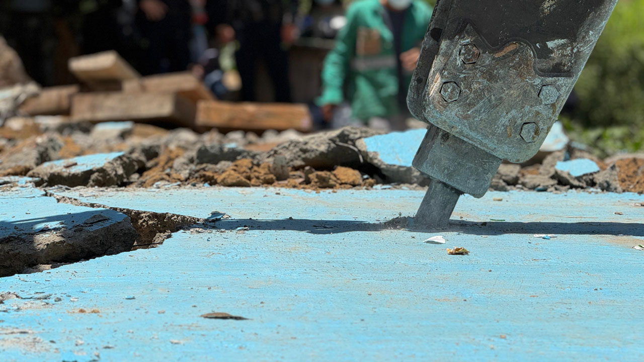 Imagen demolición piscinas ilegales en el cerro de Las Tres Cruces (8)