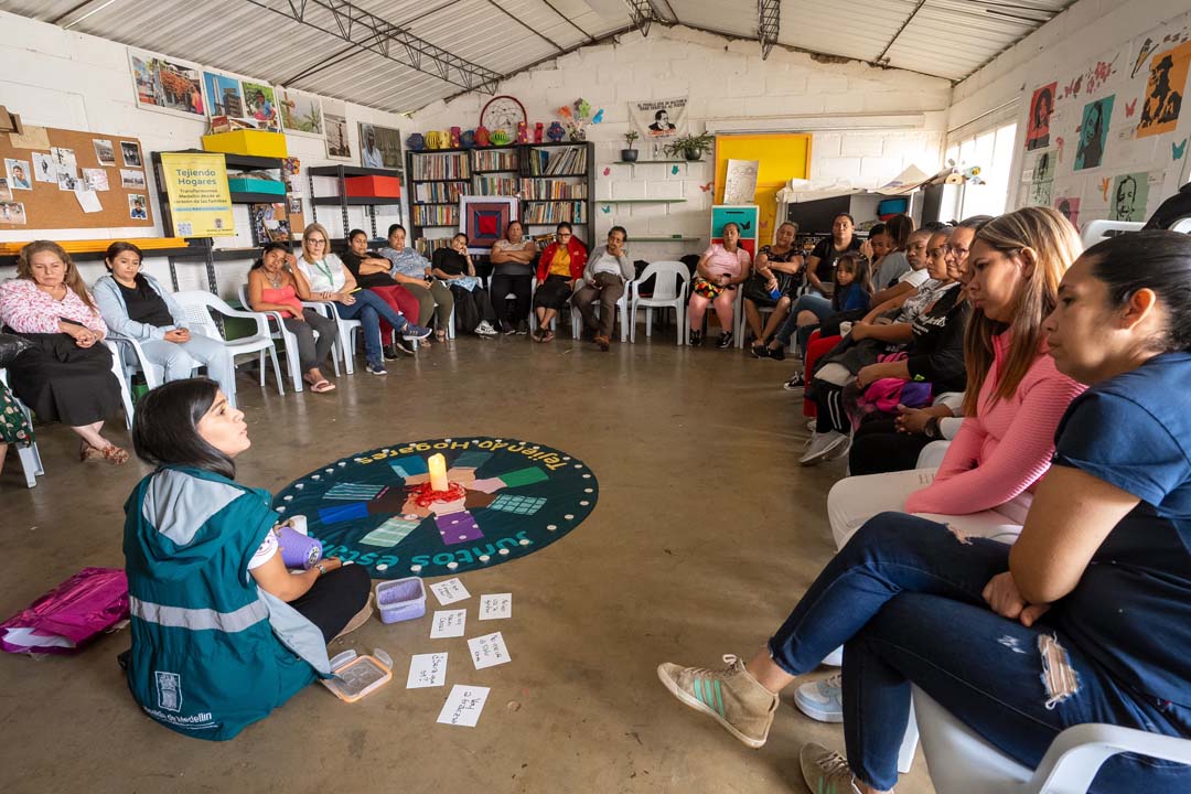 Imagen entre recetas y sueños (3)Tejiendo Hogares