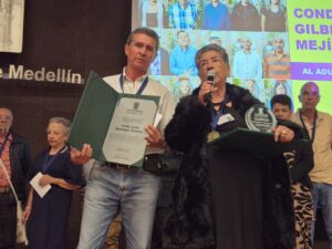 Imagen personas mayores sobresalientes MICRÓFONO