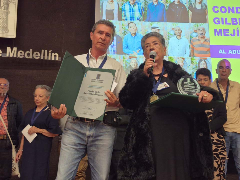 Imagen personas mayores sobresalientes MICRÓFONO