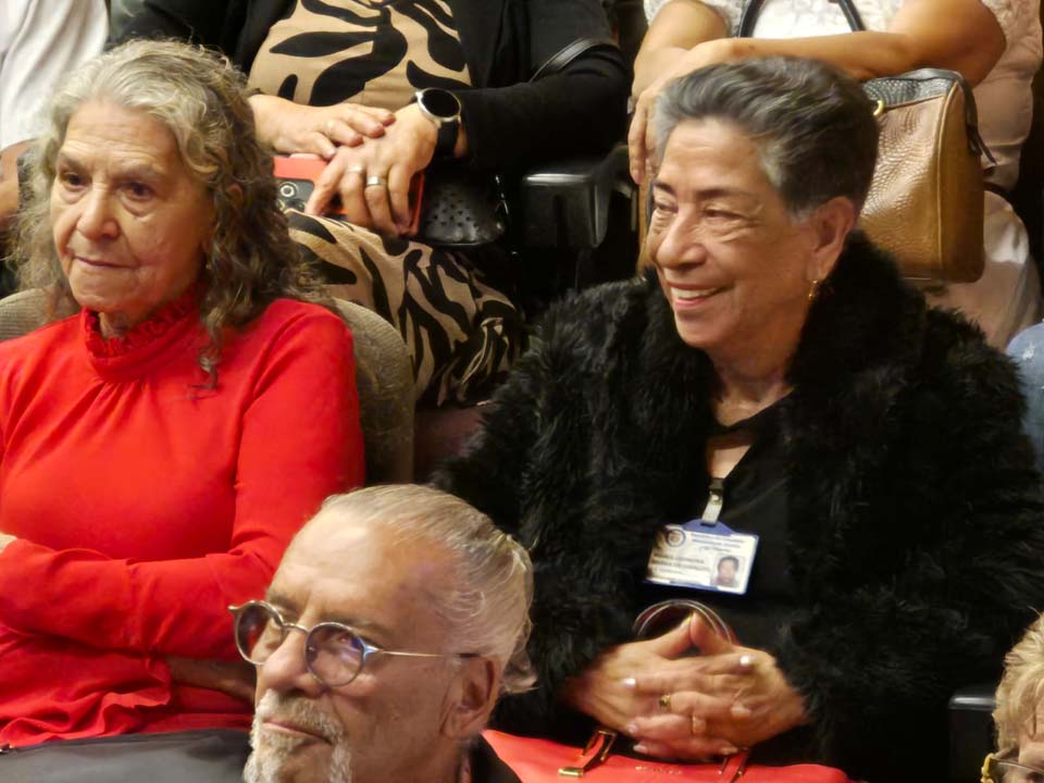 Imagen personas mayores sobresalientes SENTADA