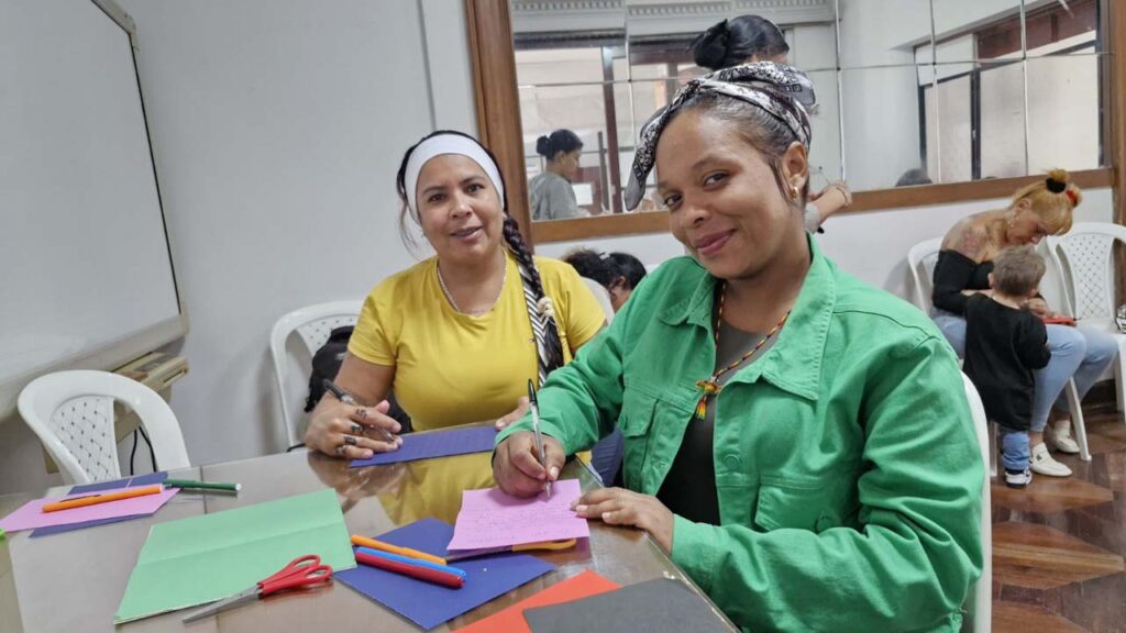 Imagen personas que ejercen actividades sexuales pagas acompañadas por la Alcaldía (3)