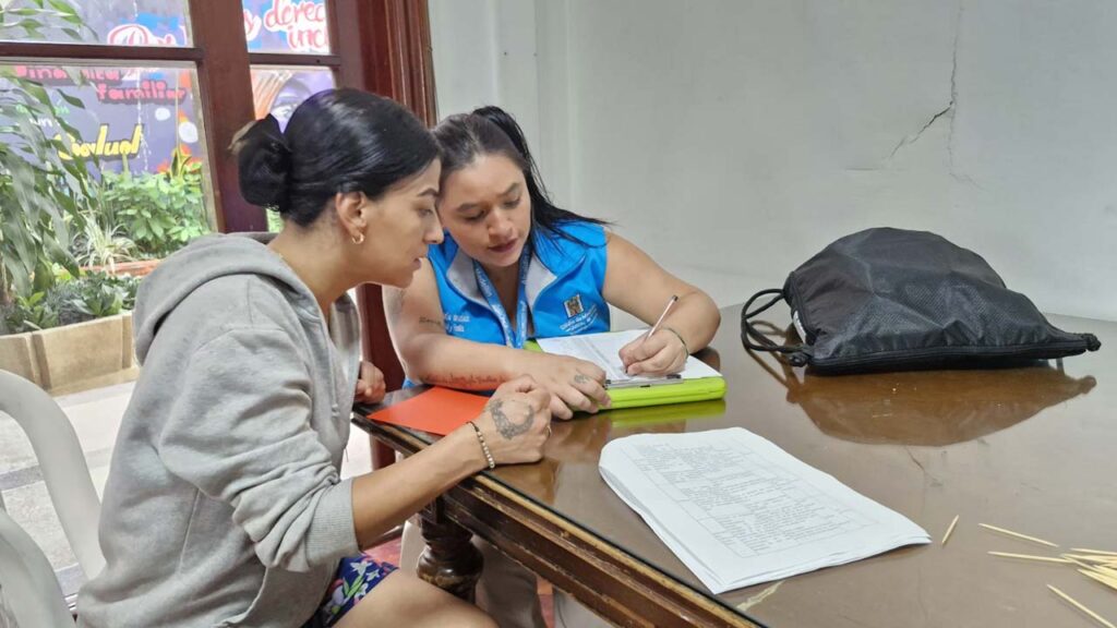 Imagen personas que ejercen actividades sexuales pagas acompañadas por la Alcaldía (4)