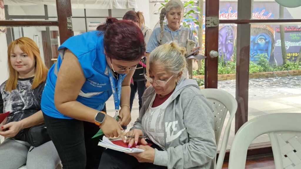 Imagen personas que ejercen actividades sexuales pagas acompañadas por la Alcaldía (5)