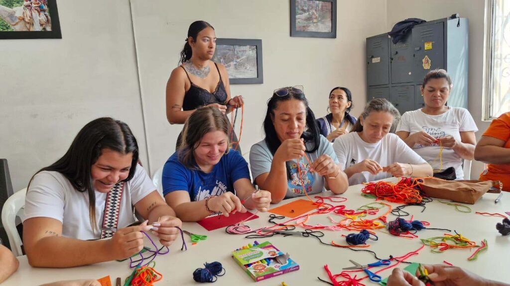 Imagen personas que ejercen actividades sexuales pagas acompañadas por la Alcaldía (6)
