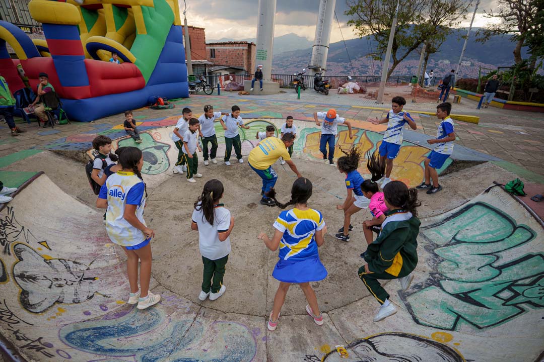Imagen Juguemos en Parque familias y amigos que en Medellín se encuentran en el juego