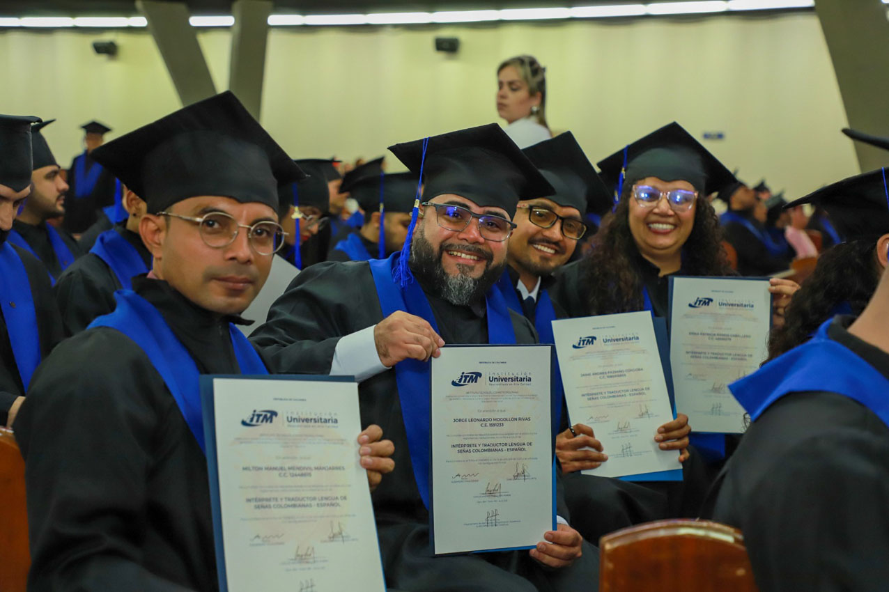 Imagen ITM graduados de intérpretes y traductores Lengua de Señas (2)