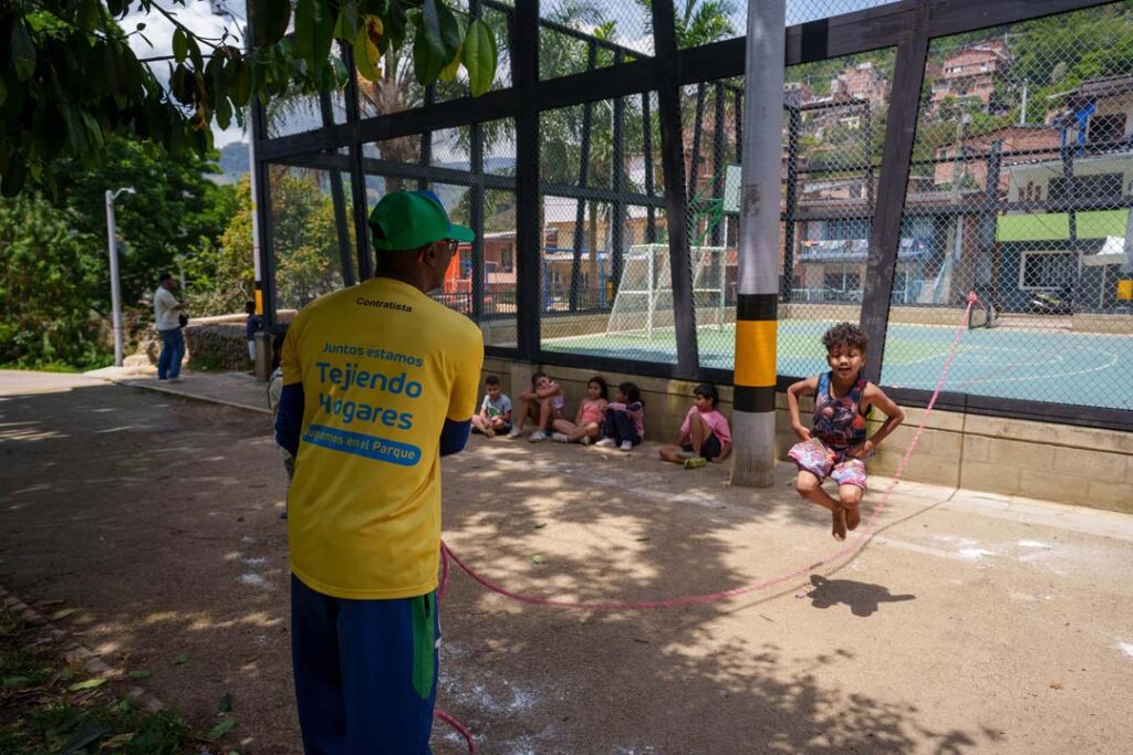 Imagen JUGUEMOS EN EL PARQUE TEJIENDO HOGARES