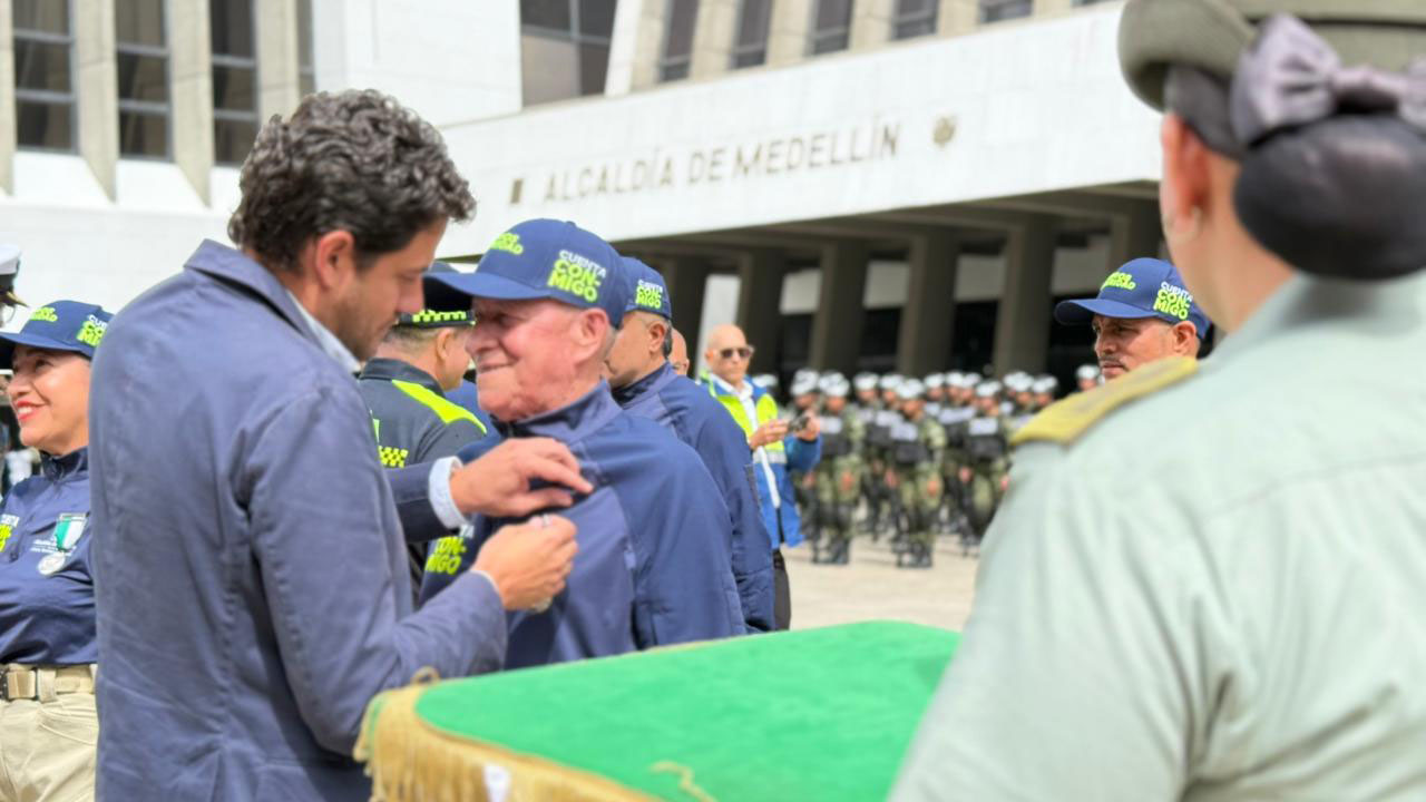 Imagen Medellín rindió homenaje a veteranos de las Fuerzas Militares y la Policía (5)