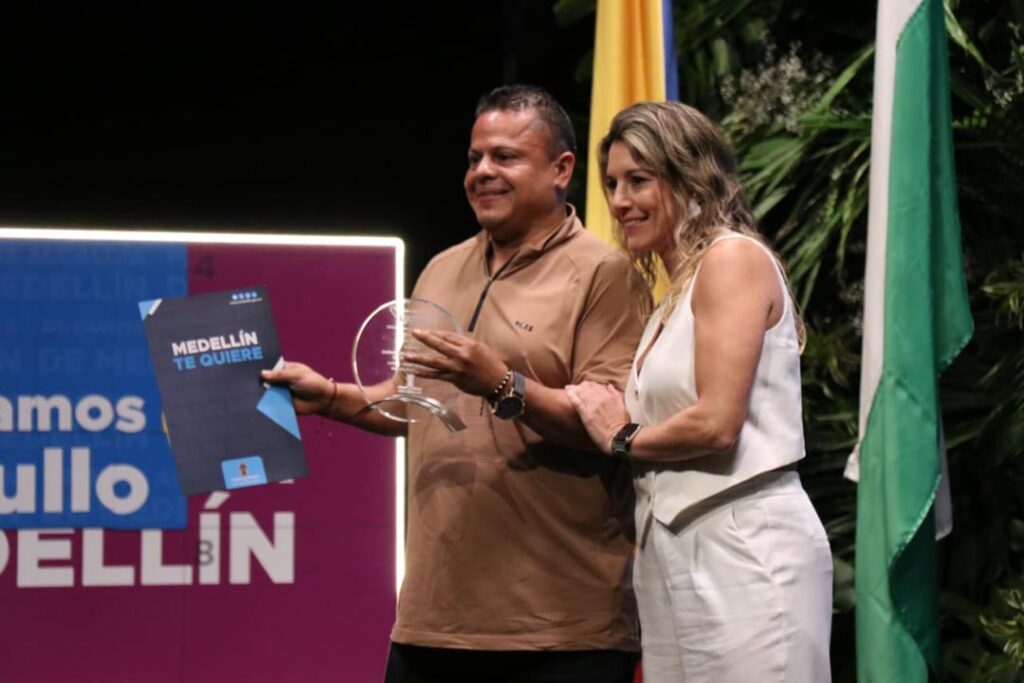 Segundo puesto, Mejor Secretario: Juan David Álvarez Muñoz de la Secretaría de Salud. Segundo puesto, Mejor Secretario: Juan David Álvarez Muñoz de la Secretaría de Salud.