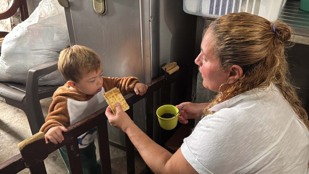 Imagen de Eulalia alimentando a niño Imagen Presupuesto Participativo, un bono le devolvió la esperanza a Eulalia foto 10