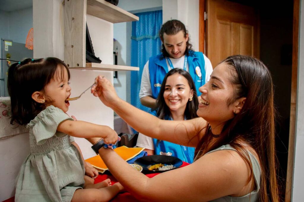 Imagen funcionarios de la Alcaldía alimentando a una niña Imagen Presupuesto Participativo, un bono le devolvió la esperanza a Eulalia foto 11