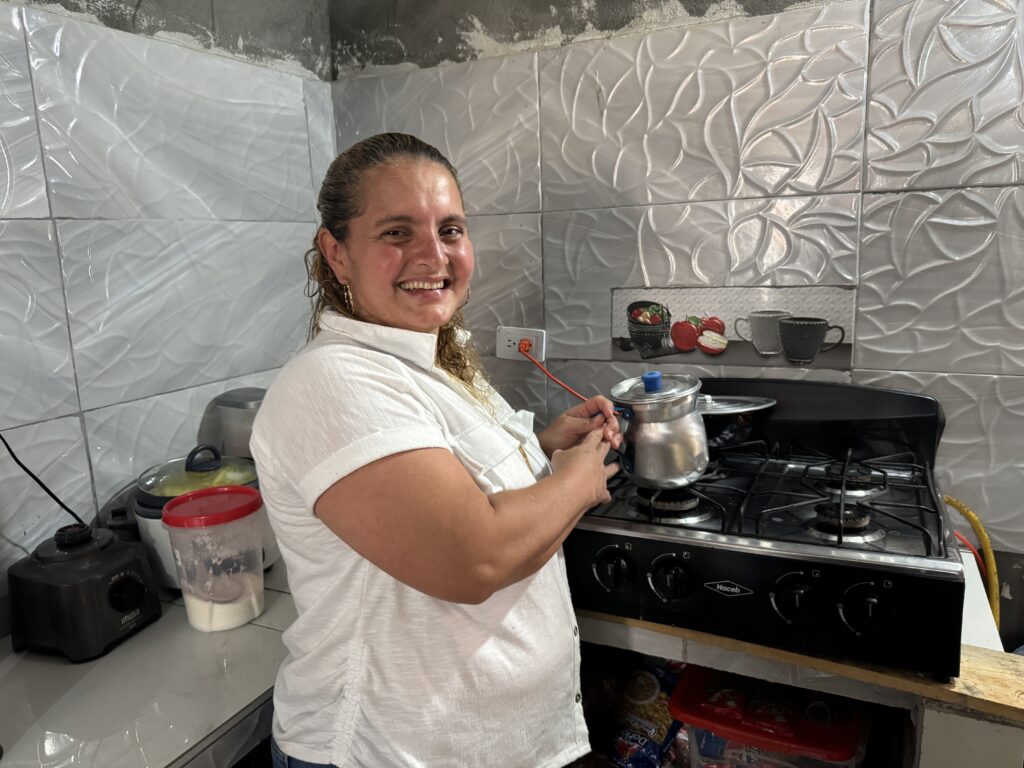 Eulalia sonriendo en su concina Imagen Presupuesto Participativo, un bono le devolvió la esperanza a Eulalia foto 9