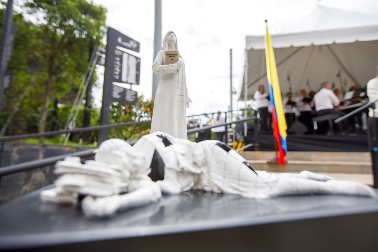 Imagen conmemoración holocausto Palacio de Justicia (1)