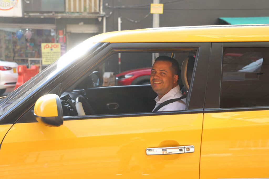 Imagen de conductor en su taxi