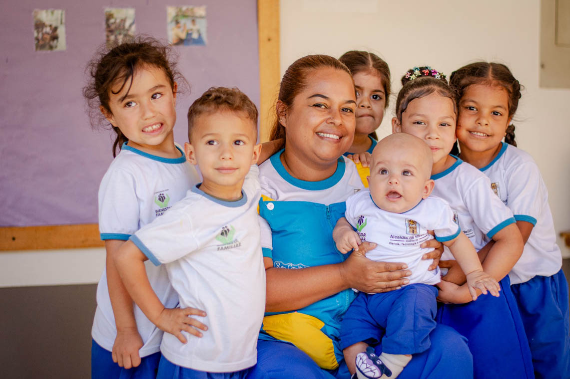 Imagen de docente y niños en Buen Comienzo