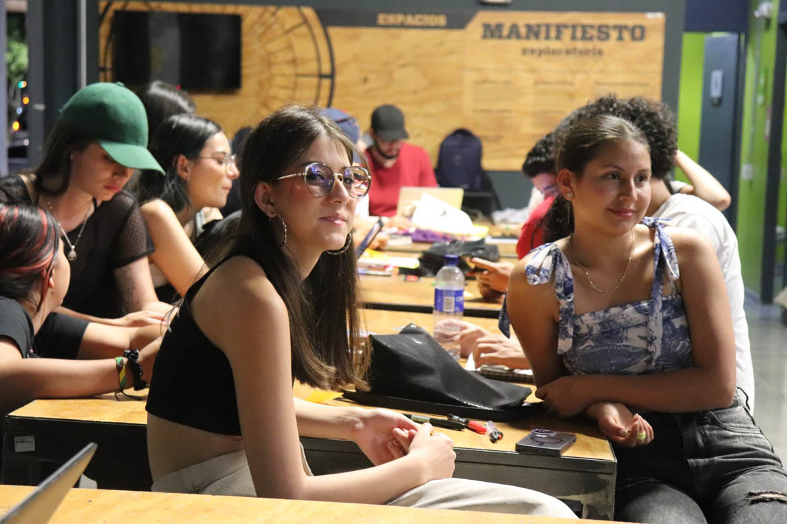 Imagen de dos jóvenes en salón