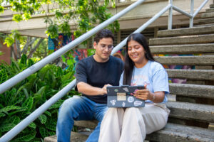 Imagen de dos jóvenes mirando una tablet