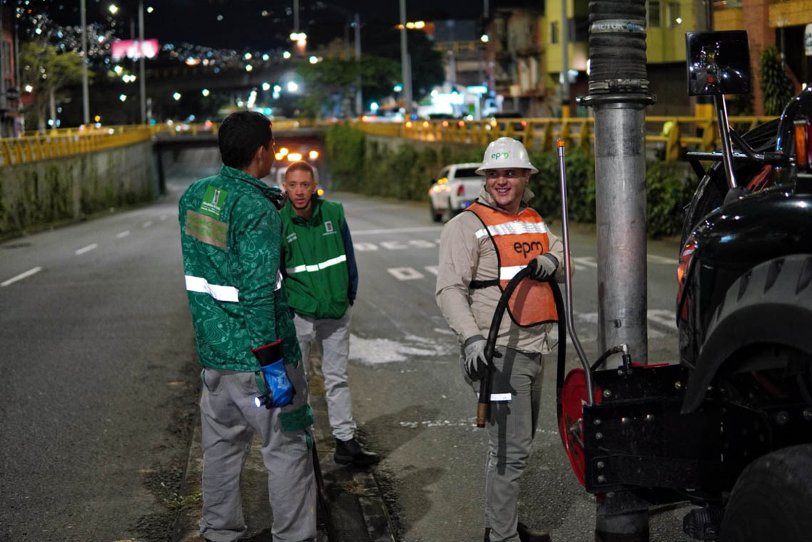Imagen de funcionarios haciendo limpieza de deprimido