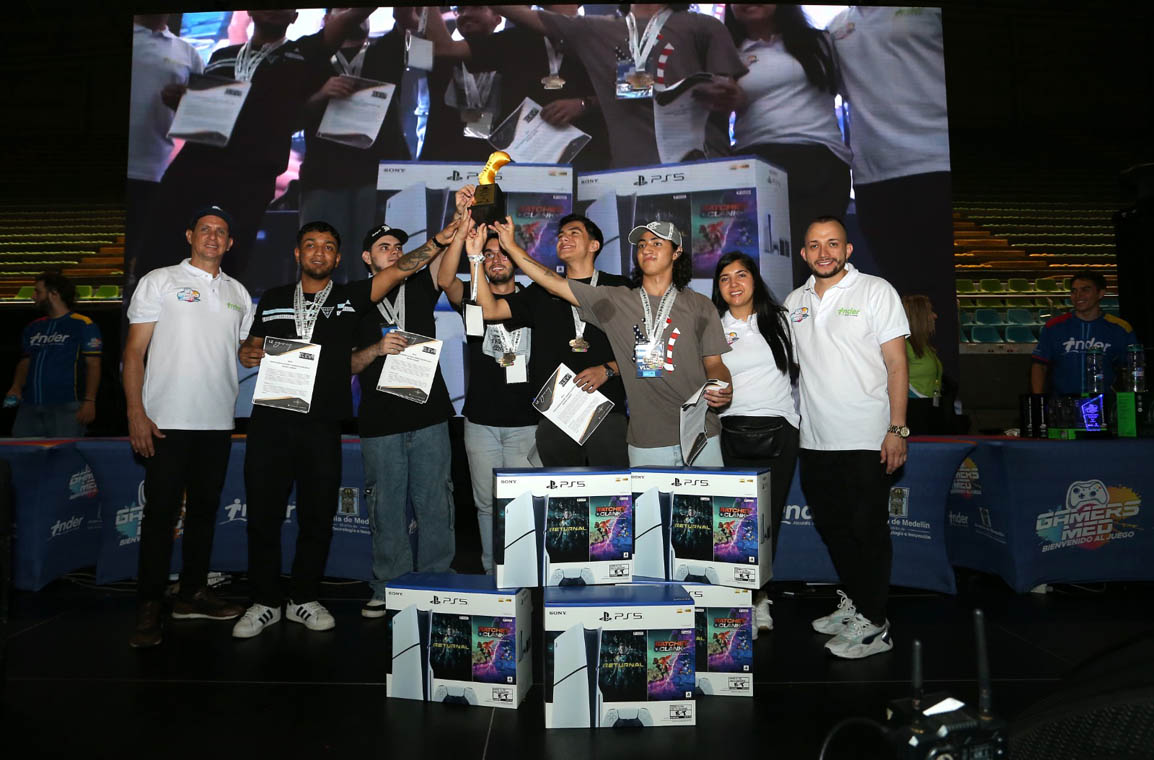 Imagen de ganadores en torneo de videojuegos