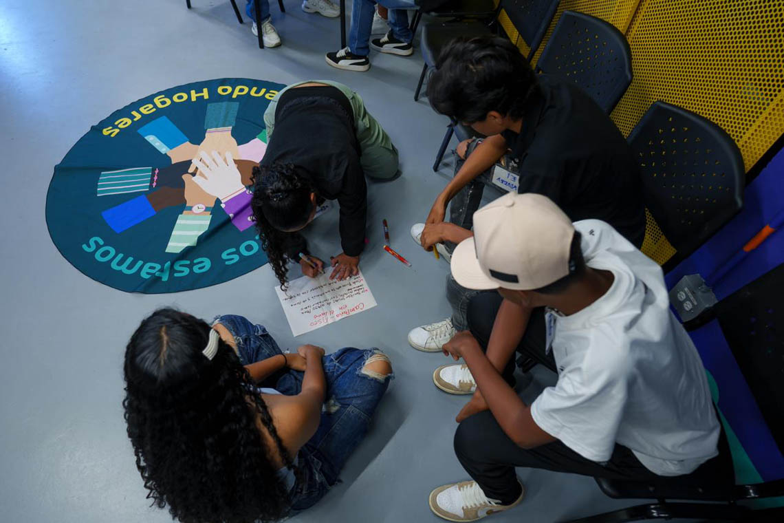 Imagen de grupo de jóvenes participando de una dinámica