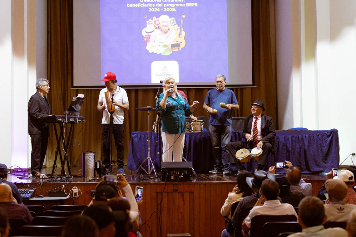 Imagen de grupo musical de adultos mayores tocando en tarima