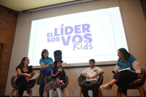 Imagen de presentadores y menores en el programa El Líder Sos Vos Kids