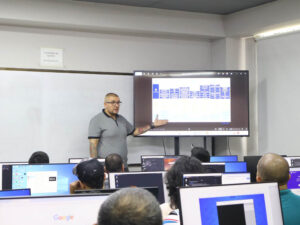 Imagen de profesor en salón de clases con alumnos