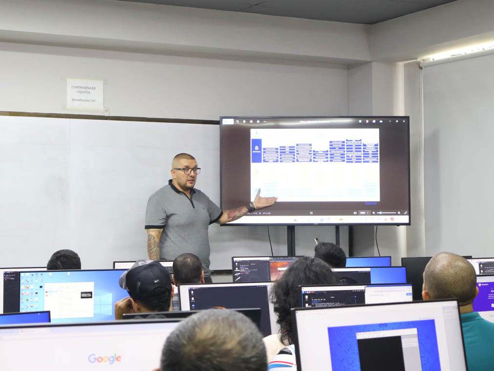 Imagen de profesor en salón de clases con alumnos