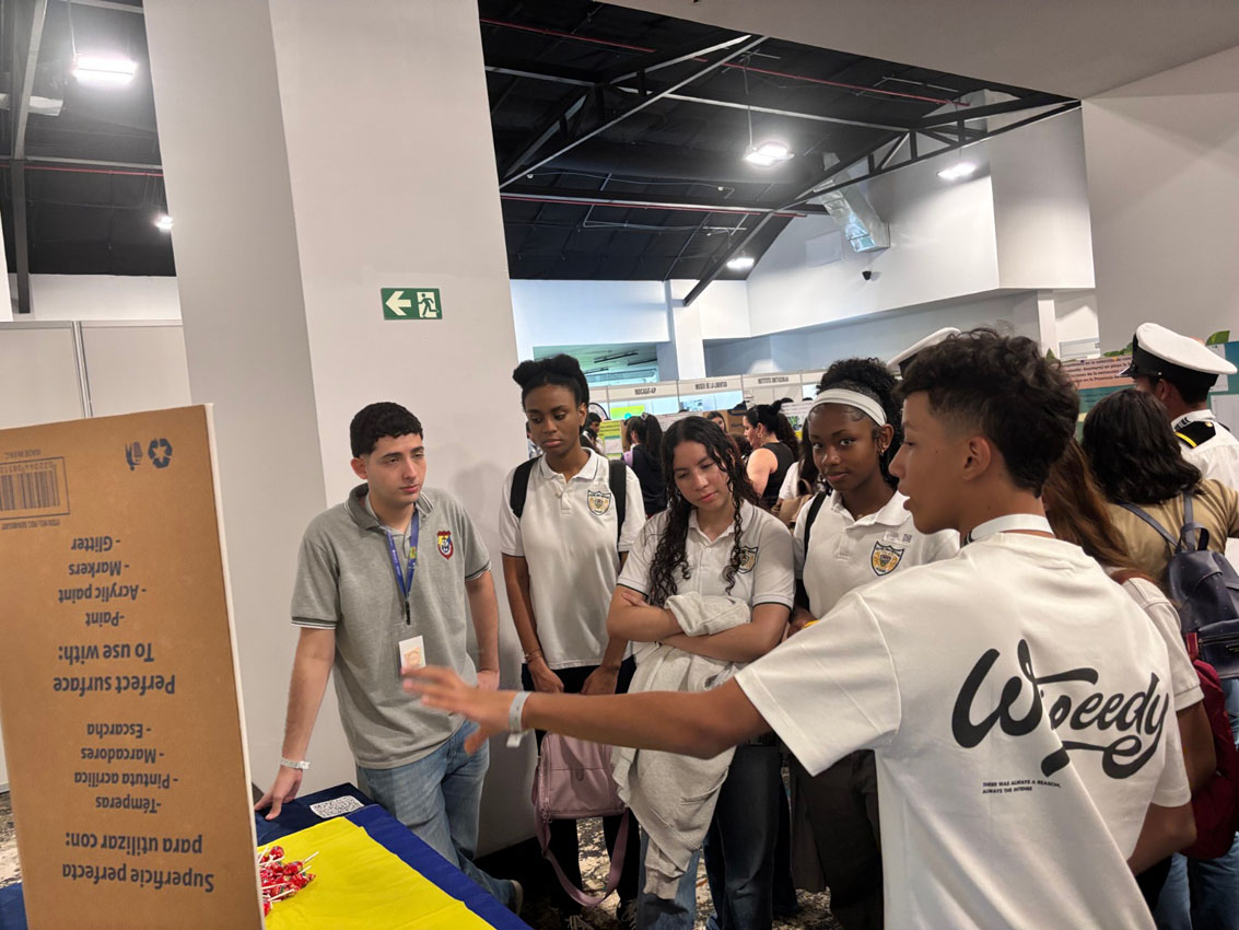 Imagen estudiantes feria internacional (3)