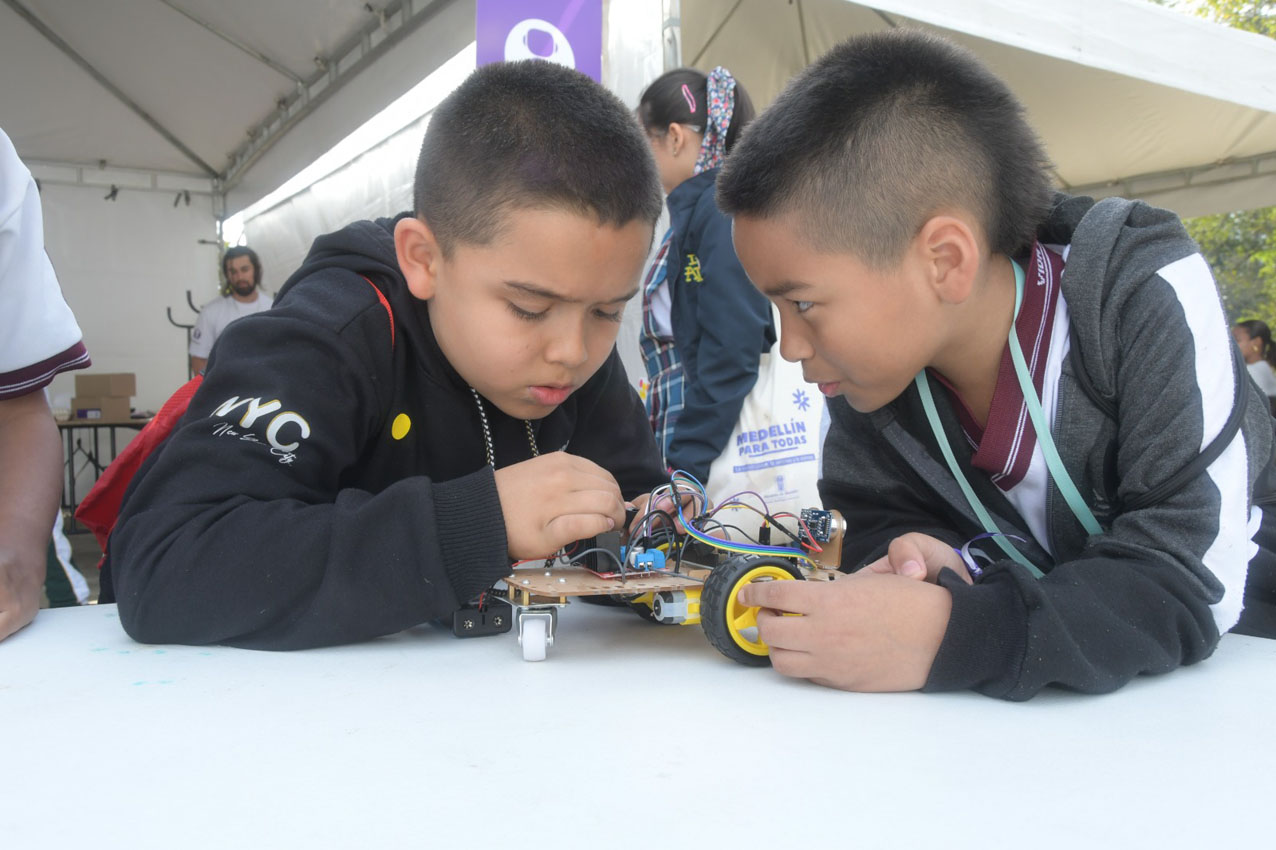 Imagen estudiantes se formaron en habilidades digitales, robótica, inteligencia artificial y realidad virtual (2)