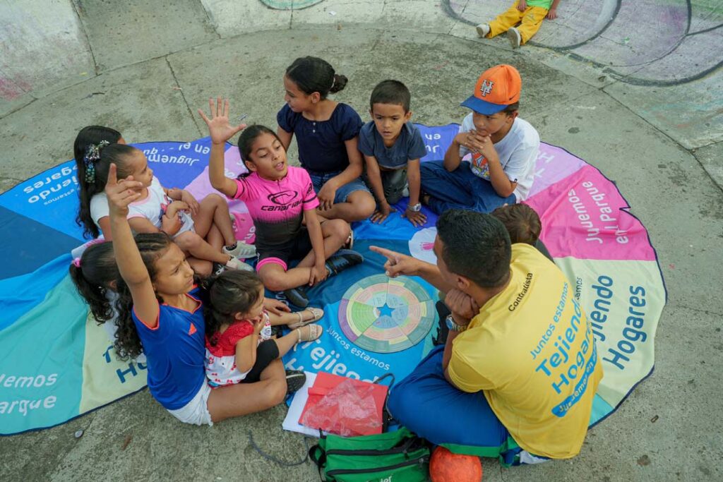 Juguemos en el parque familias y amigos que en Medellín se encuentran en el juego
