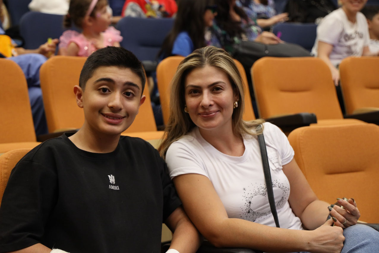 Imagen niños del Hospital General de Medellín en concierto de médicos rockeros (1)