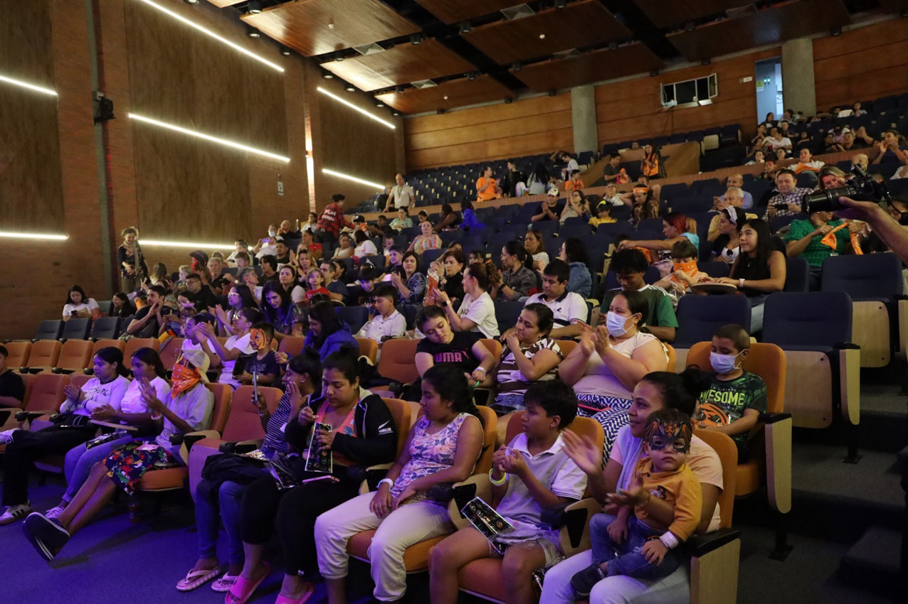 Imagen niños del Hospital General de Medellín en concierto de médicos rockeros (2)