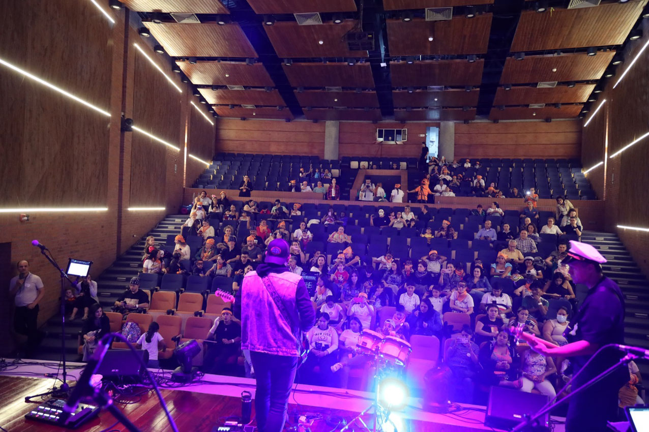 Imagen niños del Hospital General de Medellín en concierto de médicos rockeros (4)