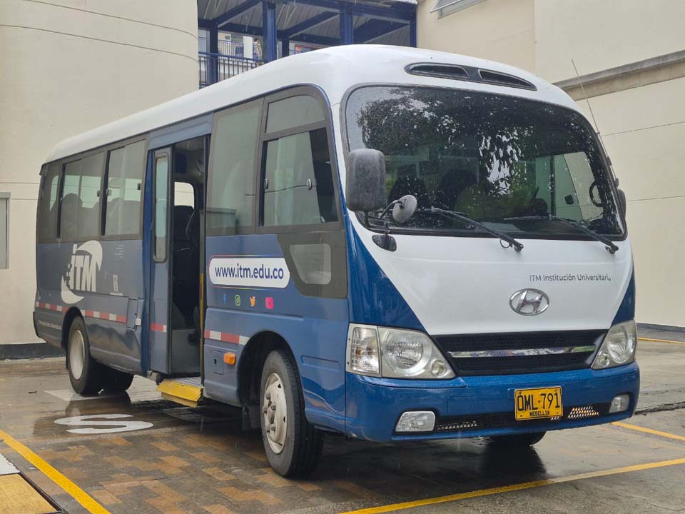 Imagen nuevos buses eléctricos de la Institución Universitaria ITM BUS AZUL