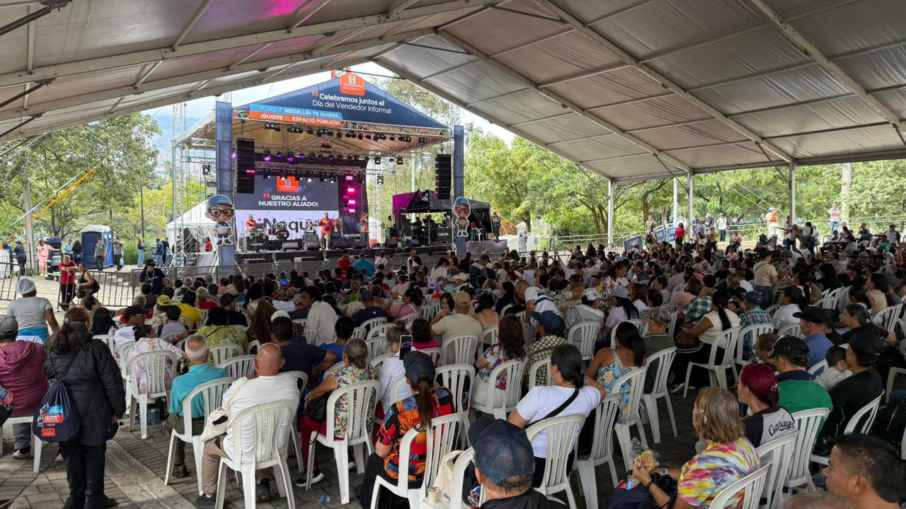 Imagen vendedores informales y familias celebraron su día en Parque Norte (2)